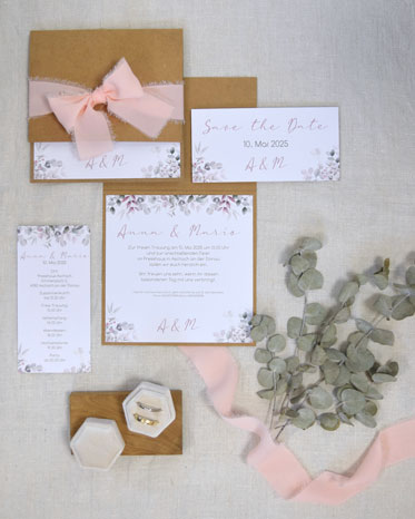 Flatlay mit Hülle auf braunem Karton und Eukalyptus