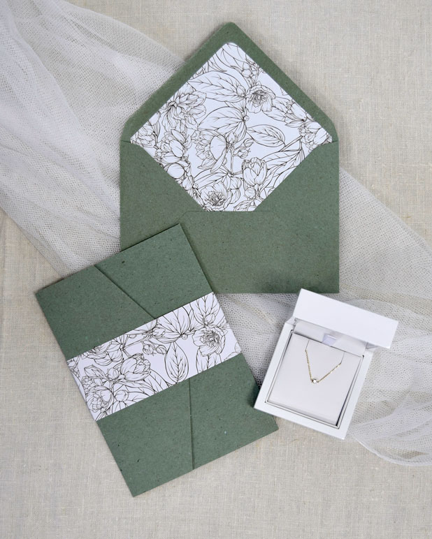 Kuvert mit Inlay in Salbei-Grün
