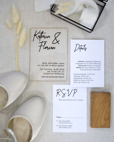 Flatlay mit Einladung aus Plexiglas